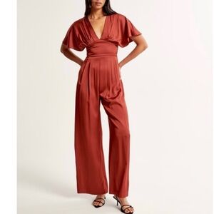 🍁Abercrombie & Fitch Angel Sleeve Satin
Jumpsuit NEW